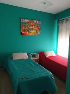 1 dormitorio con 2 camas y un cuadro en la pared en Cleopatra en Buenos Aires