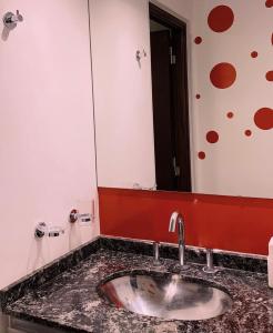 ein Badezimmer mit Waschbecken und Spiegel in der Unterkunft ALQUILER VENETO VILLAGE in Villa Parque Siquiman