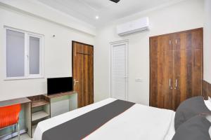 Postel nebo postele na pokoji v ubytování Collection O Raksha Inn Near PVR Ansal Plaza Greater Noida