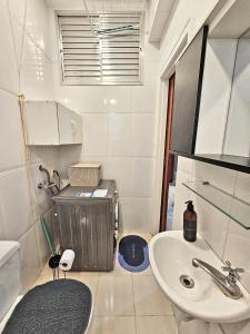 Baño pequeño con lavabo y aseo en Apartamento na Praia do Flamengo en Río de Janeiro