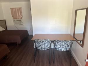 mały pokój ze stołem i 2 krzesłami w obiekcie Cadet Motel w mieście Cornwall-on-Hudson