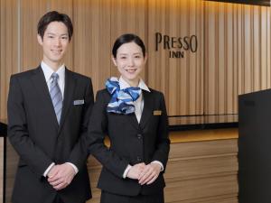 Členové personálu v ubytování Keio Presso Inn Tokyo Station Yaesu