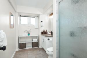 ein Badezimmer mit Toilette, Waschbecken und Dusche in der Unterkunft 2BR-2BA Close to Waikiki Beach with Free Parking! in Honolulu