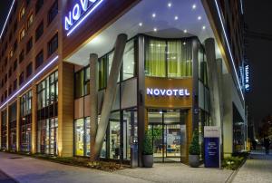 un bâtiment novotel situé dans une rue de la ville la nuit dans l'établissement Novotel München City Arnulfpark, à Munich