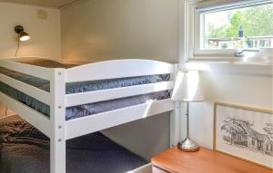 Tempat tidur dalam kamar di Amazing Home In Eksjö With Wifi