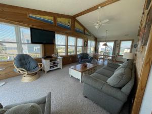 Friscoにある54205 Marlin Court Houseのソファとテレビのあるリビングルーム
