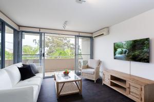 TV a/nebo společenská místnost v ubytování Bayview Apartments 10 42 Stockton St - Stylish apartment with air conditioning and Wi-Fi conveniently located in the heart of Nelson Bay