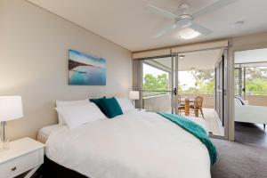 Postel nebo postele na pokoji v ubytování Bayview Apartments 10 42 Stockton St - Stylish apartment with air conditioning and Wi-Fi conveniently located in the heart of Nelson Bay