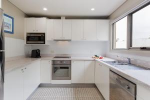 Kuchyň nebo kuchyňský kout v ubytování Bayview Apartments 10 42 Stockton St - Stylish apartment with air conditioning and Wi-Fi conveniently located in the heart of Nelson Bay