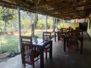 Taman di luar T-More Hotel & Hostel