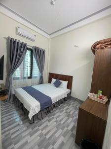 Un dormitorio con una cama y un televisor. en MINH HUY HOUSE Mộc Châu, en Mộc Châu 21 fotos más