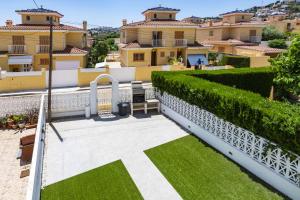 einen Blick vom Balkon eines Hauses mit grünem Gras in der Unterkunft Las Gemas - Chalet adosado en urbanización cerrada in Peñíscola