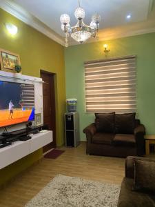 TV a/nebo společenská místnost v ubytování VALLEY VIEW CONDO BEHIND UK EMBASSY IKEJA