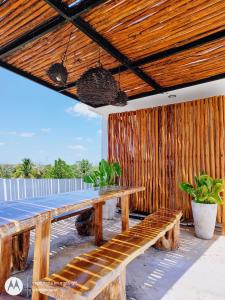 un banc en bois installé au-dessus d'une terrasse dans l'établissement Túumben Ché Departamento 1, à Valladolid