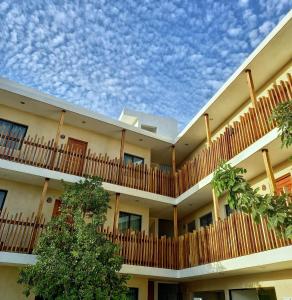 un bâtiment avec une clôture et un ciel bleu dans l'établissement Túumben Ché Departamento 1, à Valladolid