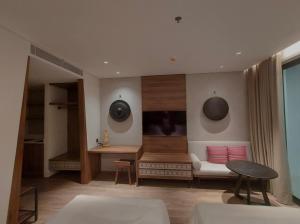 una sala de estar con un escritorio y una mesa en Apec Mandala Wyndham Phú Yên, en Liên Trì (3)
