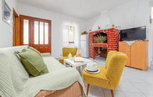 Η κουζίνα ή μικρή κουζίνα στο 3 Bedroom Lovely Home In Novalja