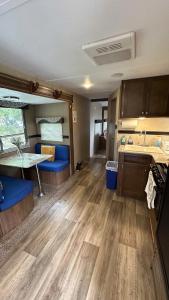 cocina y sala de estar de una cabaña con mesa en 63 Acre Farmstay - A luxury farm experience en San Mateo