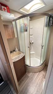 een kleine badkamer met douche en wastafel bij 63 Acre Farmstay - A luxury farm experience in San Mateo