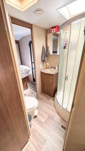 een badkamer met een toilet, een wastafel en een douche bij 63 Acre Farmstay - A luxury farm experience in San Mateo