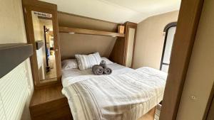 een kleine slaapkamer met een teddybeer op een bed bij 63 Acre Farmstay - A luxury farm experience in San Mateo