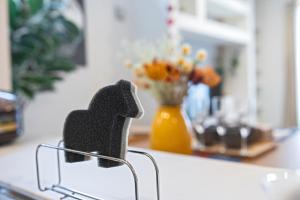 Un perro negro sentado encima de una encimera de cocina. en -旅time 小路東- Koji Higashi 車庫付き戸建 4LDK, en Osaka 24 fotos más