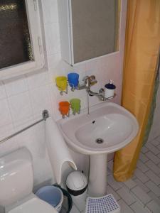 ein Bad mit einem Waschbecken und einem WC in der Unterkunft Chaty U Žabáka in Netolice