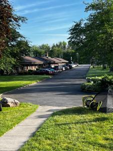 uma rua com carros estacionados na berma da estrada em Anchor Motel em Niagara Falls