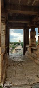 uma vista de uma abertura num edifício em HOTEL ARCHANA PALACE HAMPI em Hampi