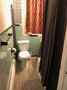 Koupelna v ubytování Private 1-bedroom apartment only 15 minutes to New York City Manhattan