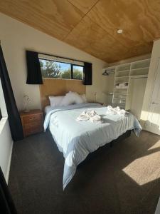 ein Schlafzimmer mit einem großen Bett mit Handtüchern darauf in der Unterkunft Country Retreats On Ranzau 0 in Hope