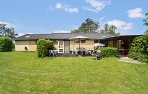 dom z ogródkiem ze stołami i krzesłami w obiekcie Cozy Home In Mesinge With Wifi w mieście Mesinge +9 zdjęć