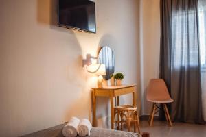 スキアトスタウンにあるHidden garden Deluxeのベッドルーム(鏡付きテーブル、ランプ付)