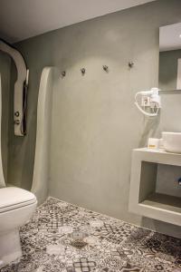 スキアトスタウンにあるHidden garden Deluxeのトイレと洗面台のあるバスルーム