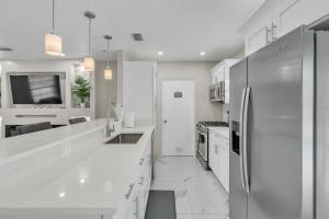 Gallery image of Stunning Modern Home in Tampa with Pool - Just 5 Minutes from Airport! in Tampa +35 photos