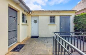 una casa con un portón y una puerta en Gorgeous Apartment In Saint-Lunaire, en Saint-Lunaire