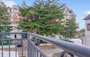un balcón con un árbol frente a un edificio en Gorgeous Apartment In Saint-Lunaire, en Saint-Lunaire 6 fotos más