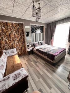 Komfort Lux Centre Karakol tesisinde bir odada yatak veya yataklar