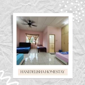 Camera con 2 letti e ventilatore a soffitto. di Hani Delisha Homestay Seksyen 7 Shah Alam a Shah Alam Altre 2 foto