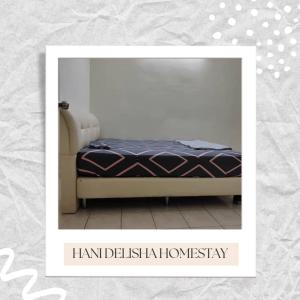 una foto di un letto in una stanza di Hani Delisha Homestay Seksyen 7 Shah Alam a Shah Alam