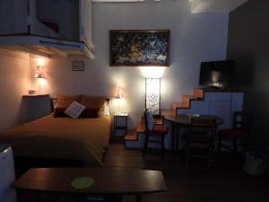 ボルドーにあるB&B Le Miroir aux Fées Bordeauxのベッドルーム1室(ベッド1台、テーブル、階段付)