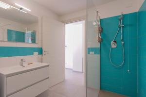 un bagno con doccia e lavandino di Guest House MareLuna a Carloforte