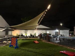 uma tenda com luzes num quintal à noite em At Home Inn - Pensacola em Pensacola