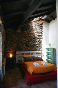 A bed or beds in a room at Hotel Rural Bermellar