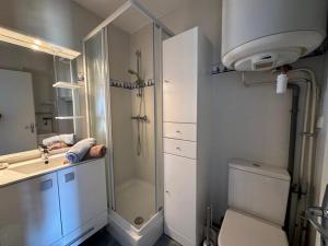 ein Badezimmer mit Dusche, Toilette und Waschbecken in der Unterkunft Studio vue mer à Notre-Dame-de-Monts - Animaux OK, Parking - 2 pers. - FR-1-540-292 in Notre-Dame-de-Monts + 10 Fotos