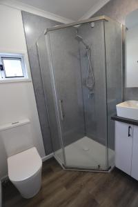 ein Bad mit einer Dusche, einem WC und einem Waschbecken in der Unterkunft Kingaroy Holiday Park in Kingaroy