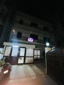 un edificio con un'auto parcheggiata di fronte ad esso di notte di Hotel Badal Inn - Safdarjung Enclave a Nuova Delhi