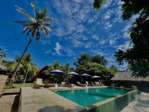 een zwembad in het resort bij Gita Gili Bungalow in Gili Air