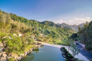 安吉县安吉牧云山谷-中式花园民宿的享有山脉背景的河流美景