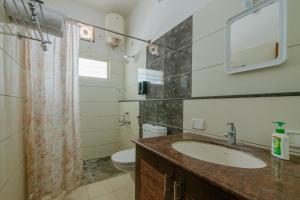 een badkamer met wastafel en toilet bij LikeMyVilla 3bedroom villa in Vānivilāsa Puram +31 foto's